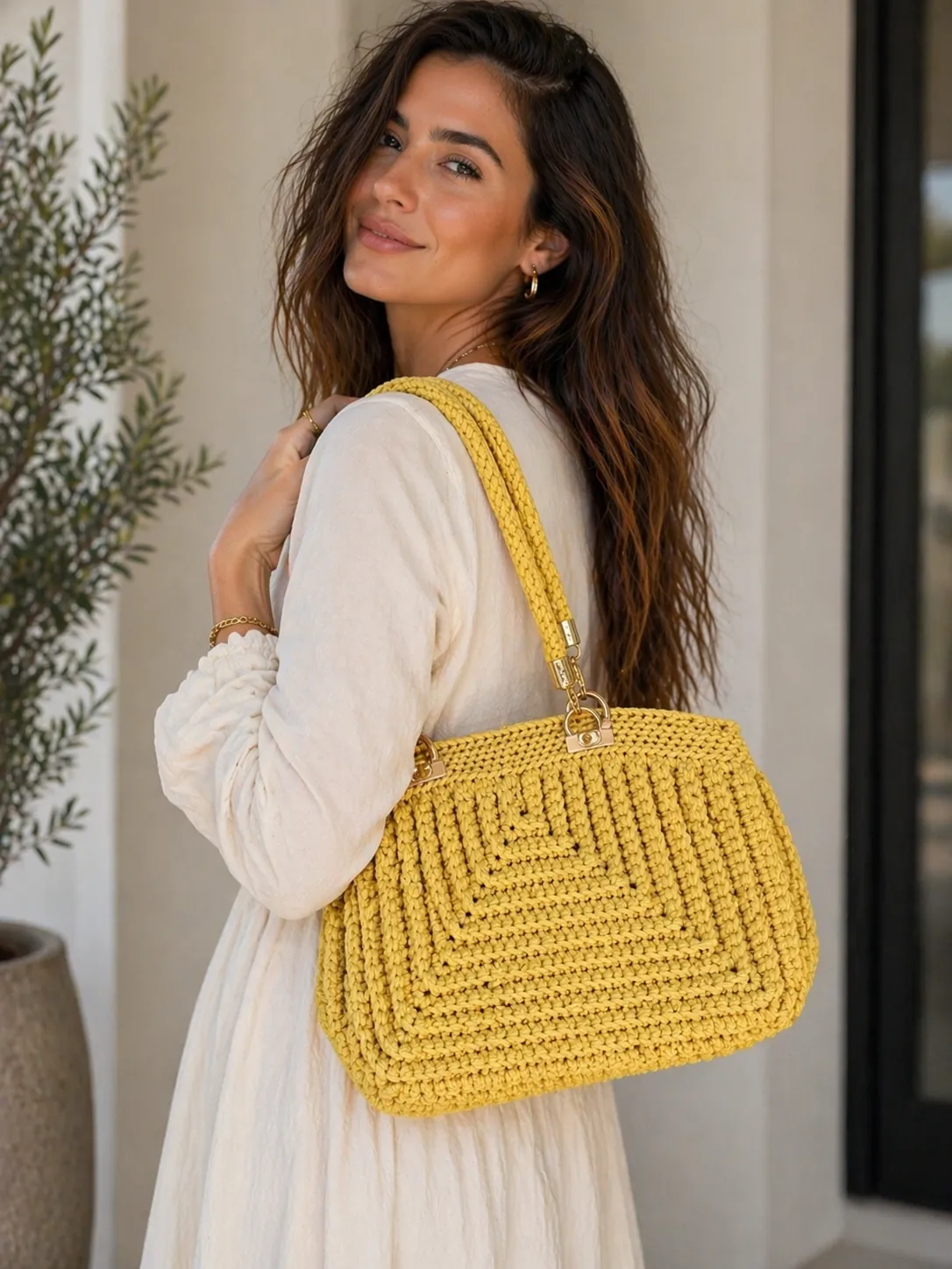 Modelo con cartera de crochet amarilla Rêve Atelier