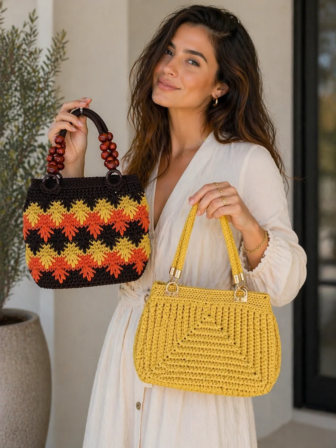 Modelo con carteras Reve Atelier